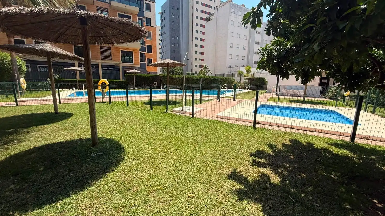 Piscina de Pis en venda en Sevilla amb Aire condicionat, Calefacció i Traster