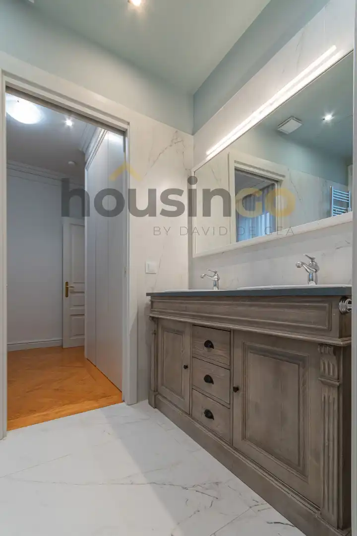 Bathroom of Flat for rent in Madrid  with Air Conditioner, Heating and Terrace