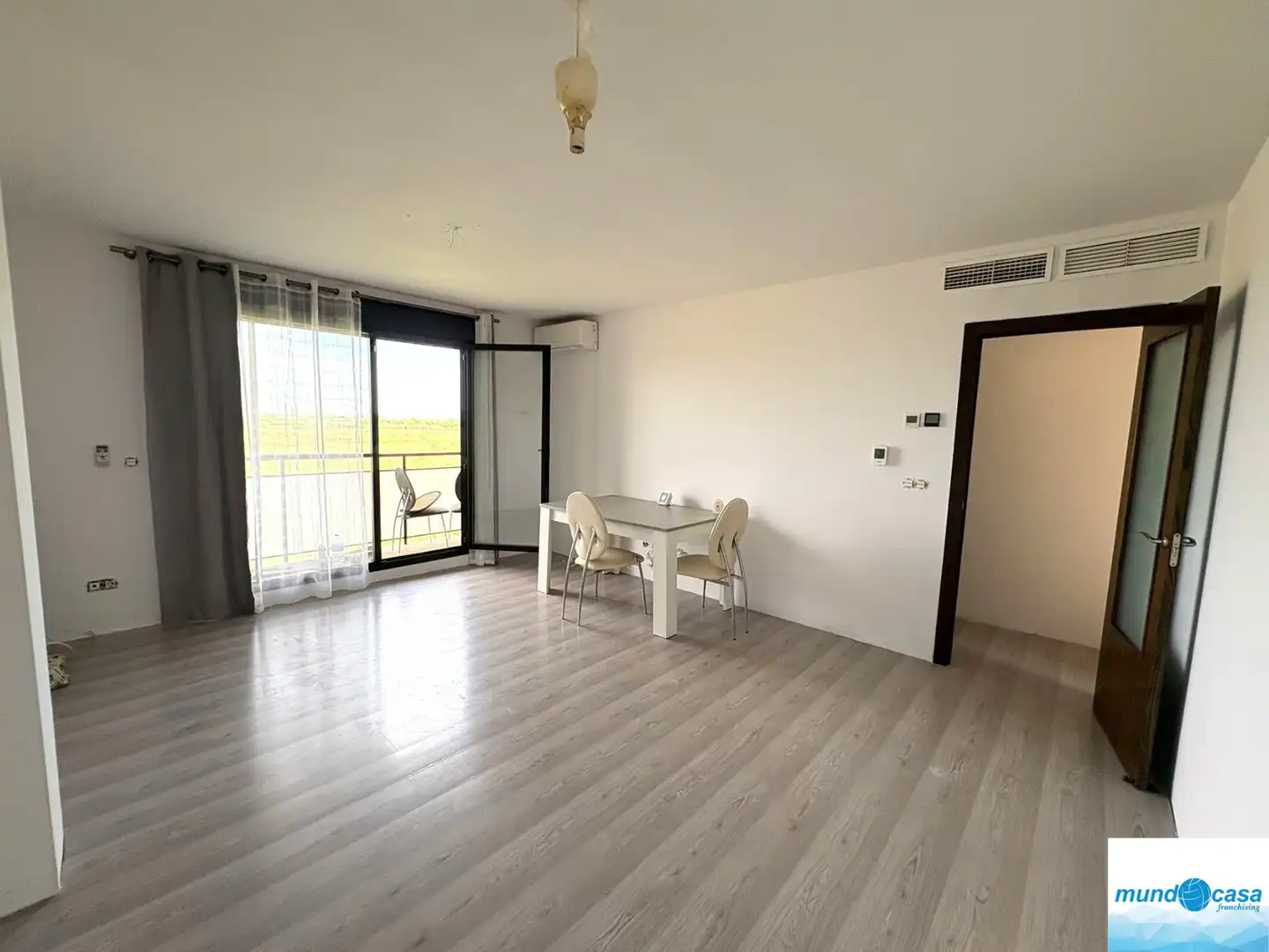 Living room of Flat for sale in Pinseque  with Air Conditioner, Heating and Terrace