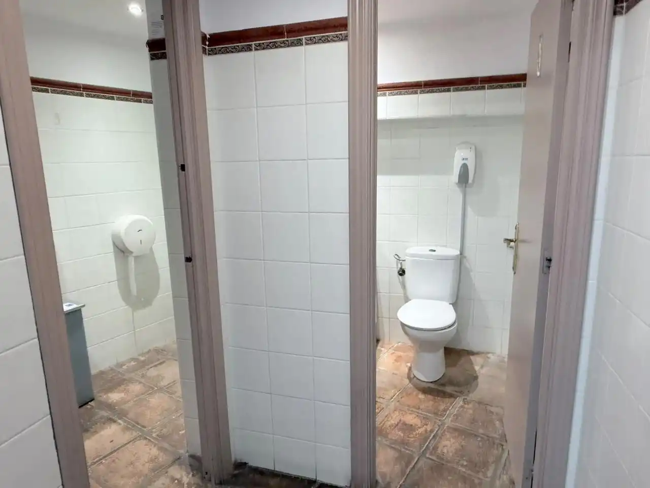 Bany de Local de lloguer en Castro-Urdiales amb Aire condicionat