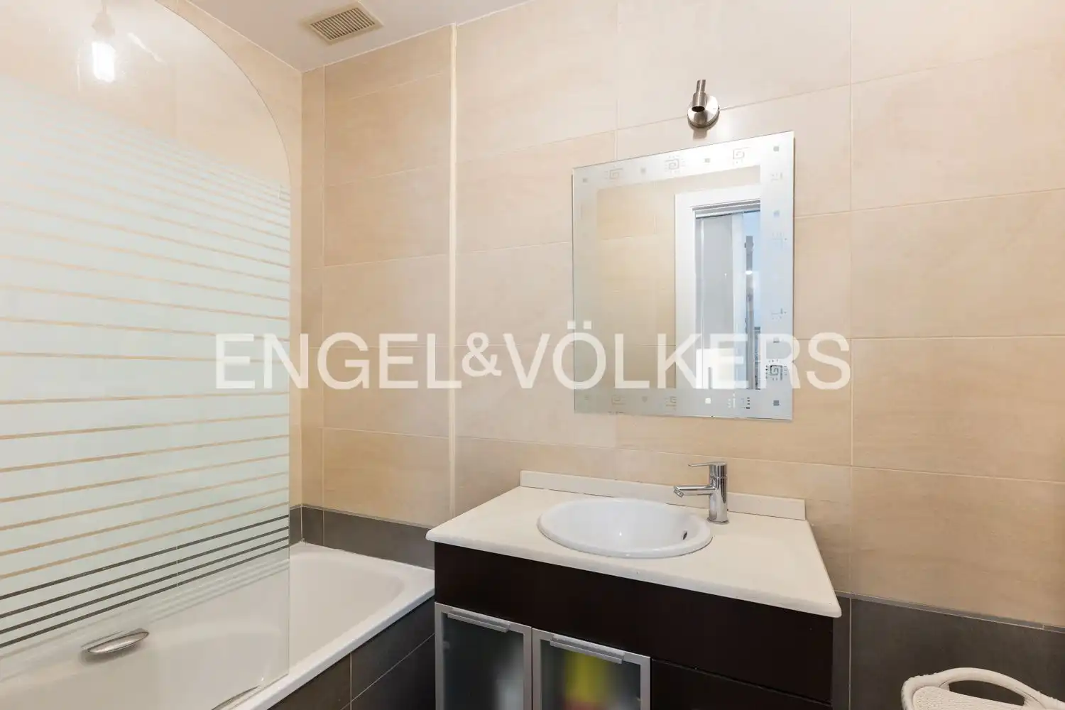 Bathroom of Houses for sale in Requena  with Air Conditioner, Heating and Storage room