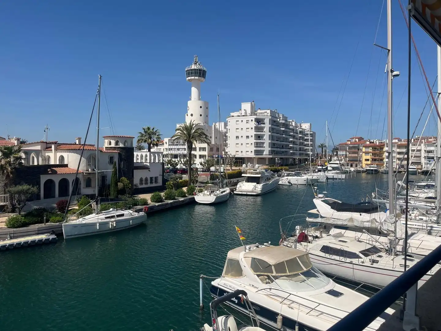Vista exterior de Àtic en venda en Empuriabrava amb Calefacció, Terrassa i Piscina