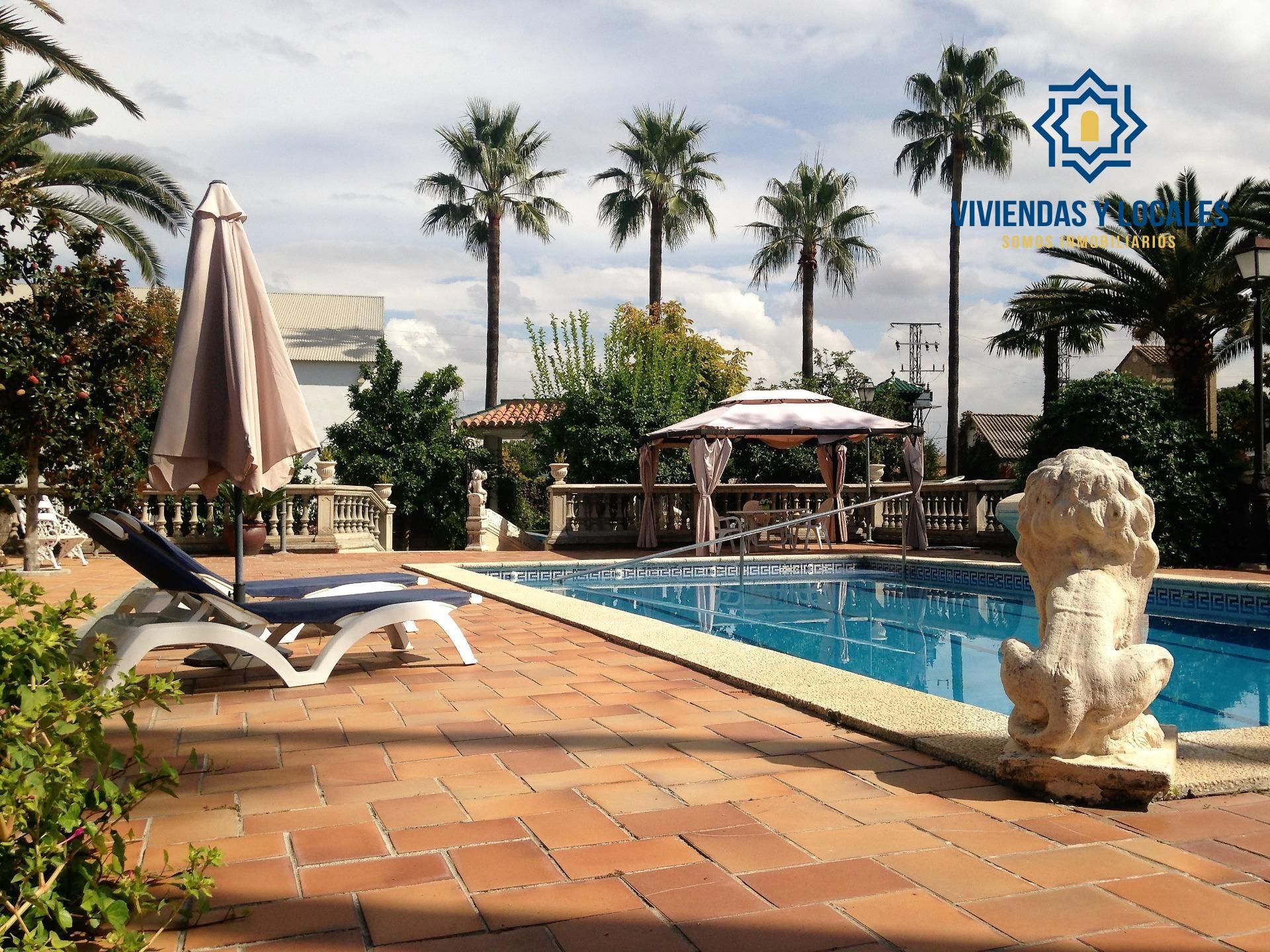 Piscina de Finca rústica en venda en Cúllar Vega amb Aire condicionat, Calefacció i Jardí privat