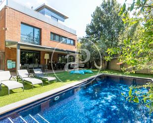 Swimming pool of House or chalet for sale in  Barcelona Capital  with Air Conditioner, Private garden and Terrace