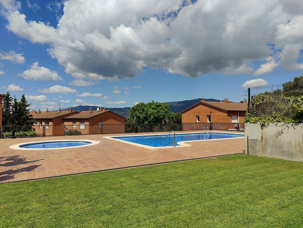 Piscina de Casa adosada en venda en Caldes de Montbui amb Aire condicionat, Calefacció i Jardí privat