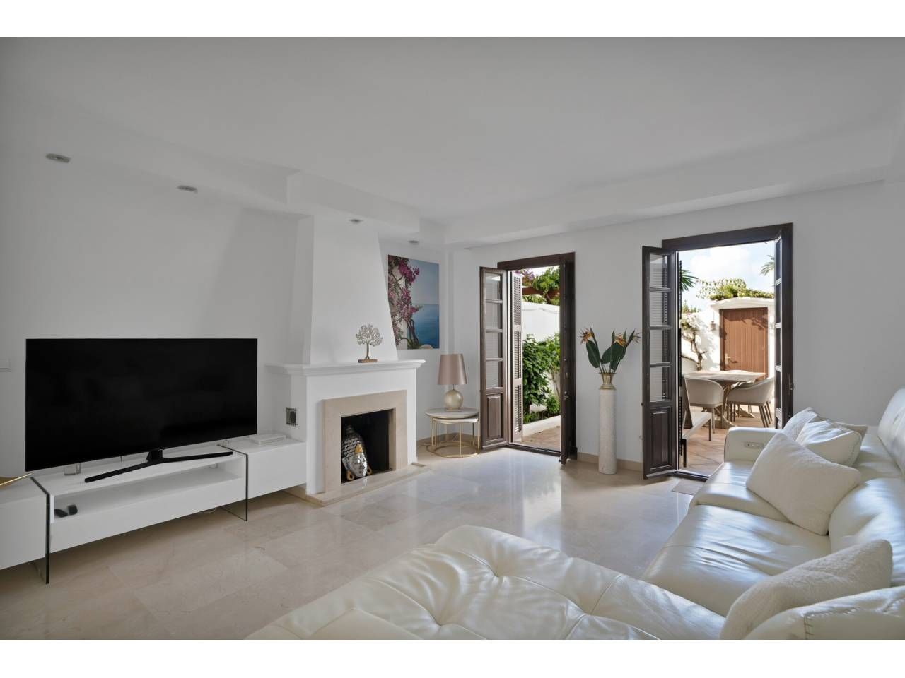 Sala d'estar de Casa adosada en venda en Estepona amb Aire condicionat, Jardí privat i Terrassa