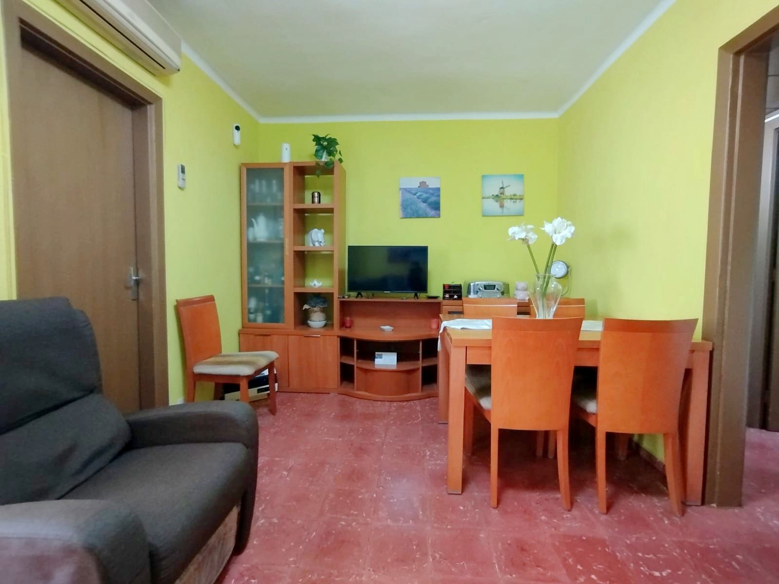 Sala d'estar de Pis en venda en L'Hospitalet de Llobregat amb Aire condicionat, Forn i Balcó