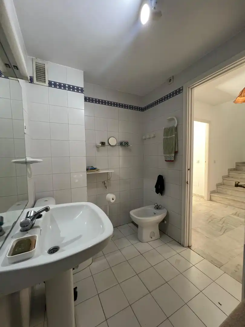 Bany de Casa adosada en venda en Fuengirola amb Aire condicionat, Jardí privat i Terrassa