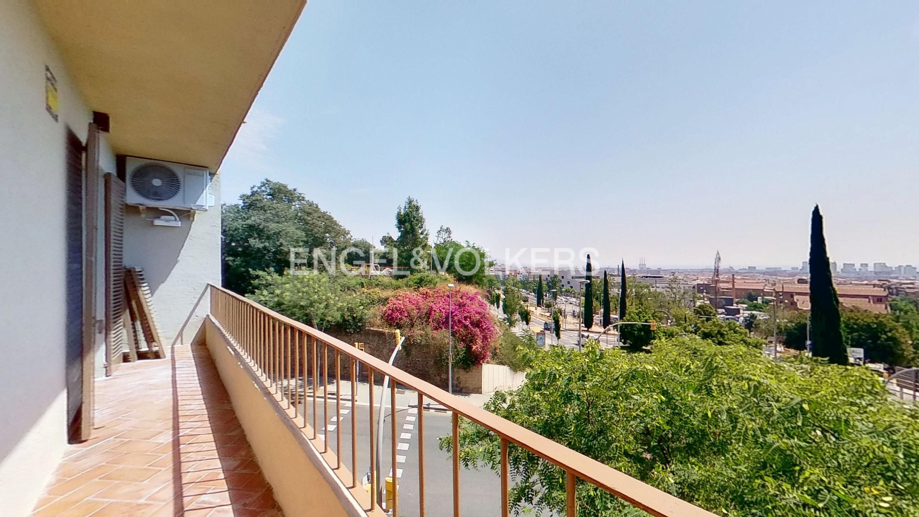 Exterior view of Apartment for sale in  Barcelona Capital  with Air Conditioner, Heating and Balcony