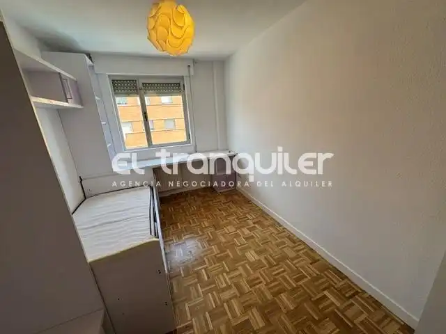 Dormitori de Pis de lloguer en Getafe amb Parquet, Piscina i Moblat
