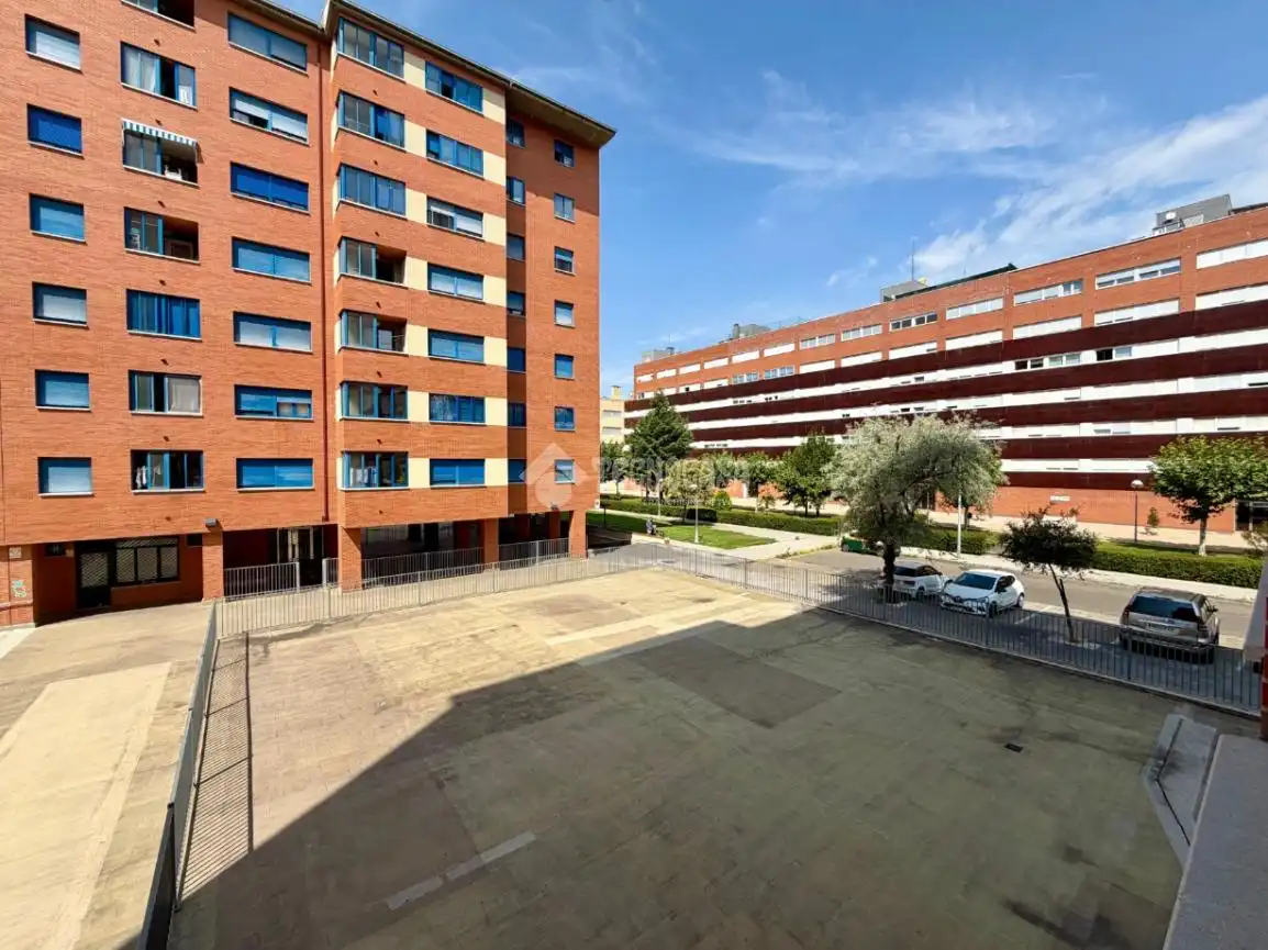 Vista exterior de Pis en venda en León Capital  amb Calefacció, Parquet i Terrassa