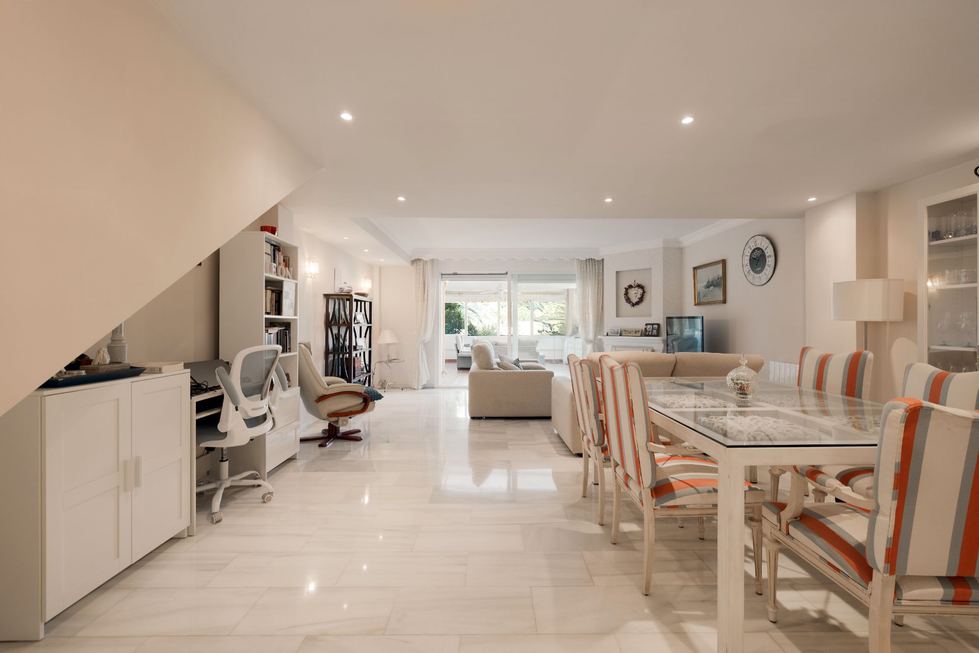 Living room of Single-family semi-detached for sale in Marbella  with Air Conditioner, Terrace and Storage room