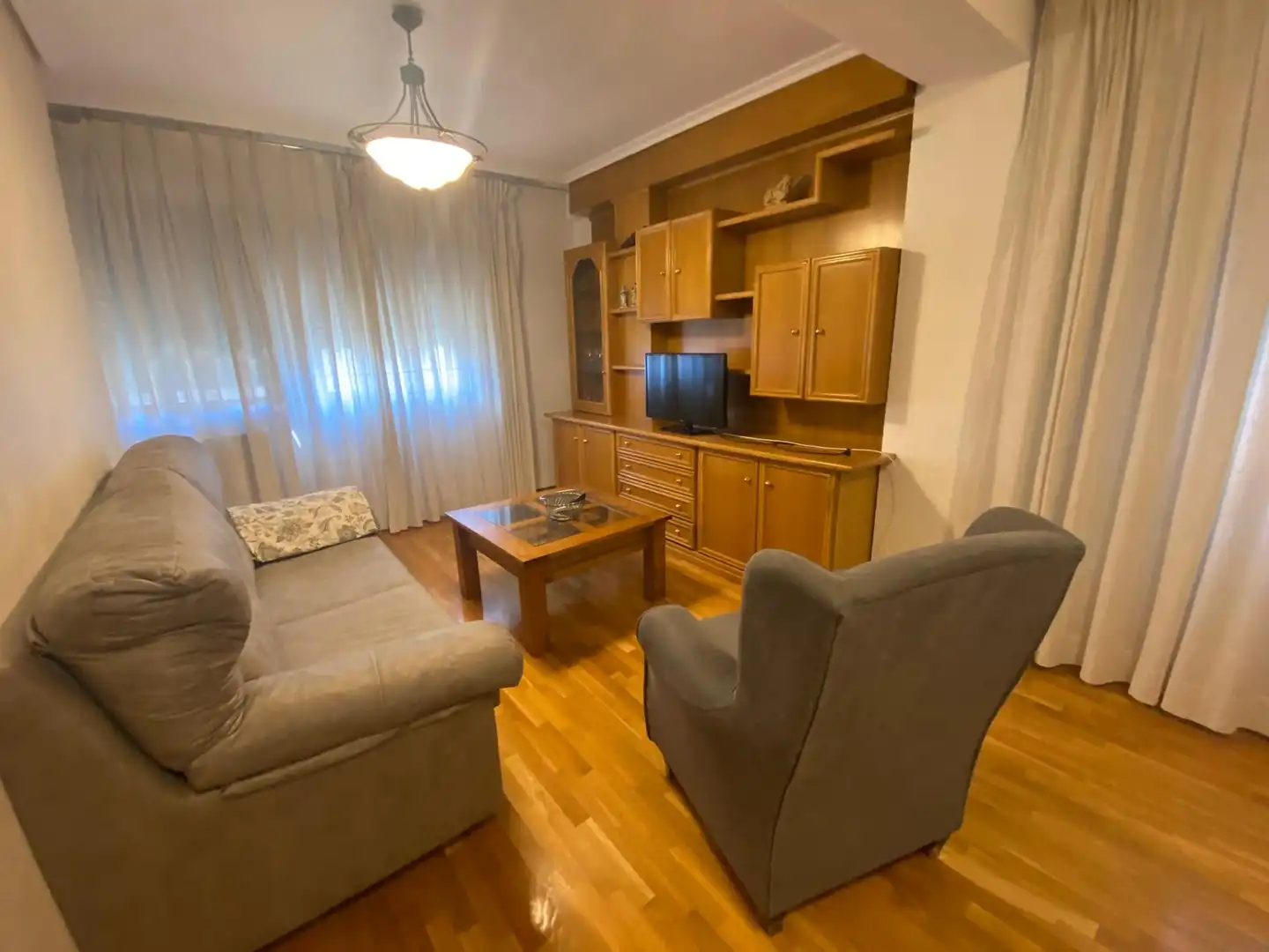 Sala d'estar de Pis de lloguer en Albacete amb Aire condicionat, Calefacció i Parquet