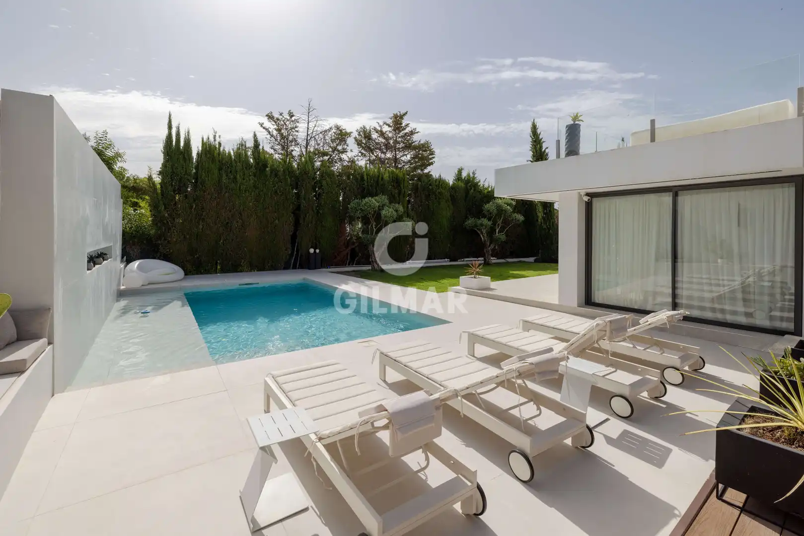 Vista exterior de Casa o xalet en venda en Marbella amb Calefacció, Jardí privat i Piscina