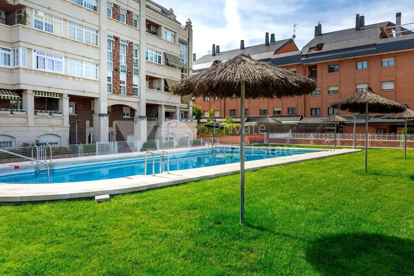 Piscina de Dúplex en venta en Majadahonda con Aire acondicionado, Calefacción y Parquet