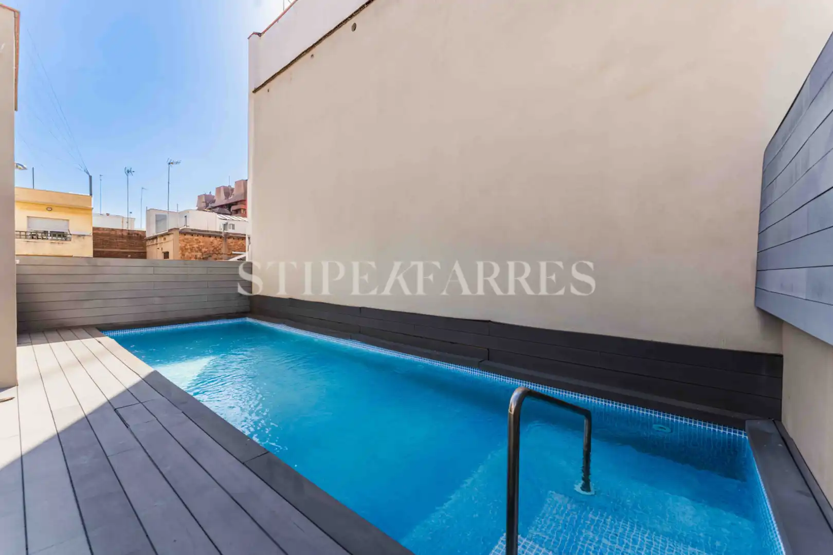 Piscina de Casa adosada en venta en Barcelona con Aire acondicionado, Calefacción y Jardín privado
