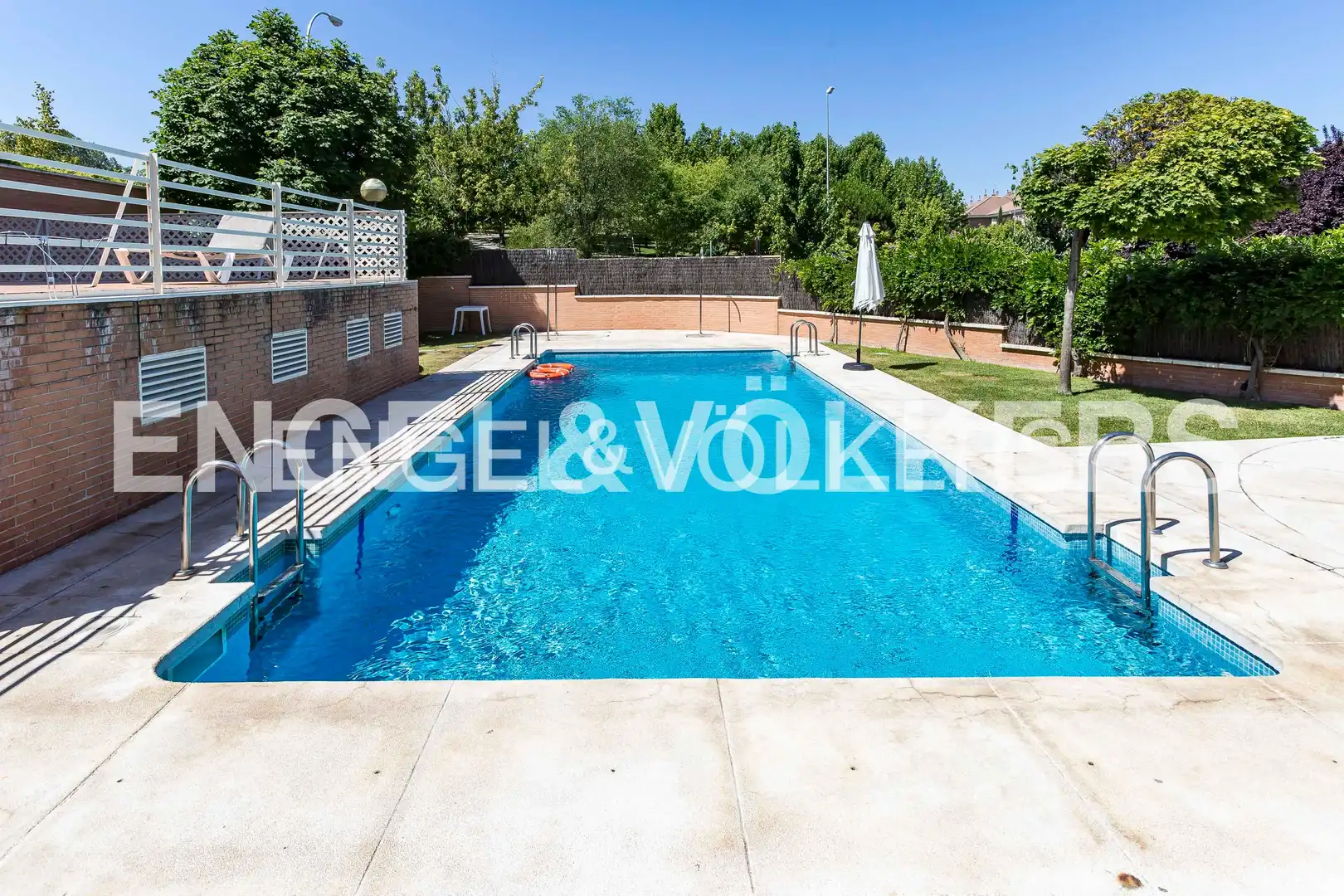 Piscina de Dúplex en venda en Madrid amb Aire condicionat, Calefacció i Terrassa