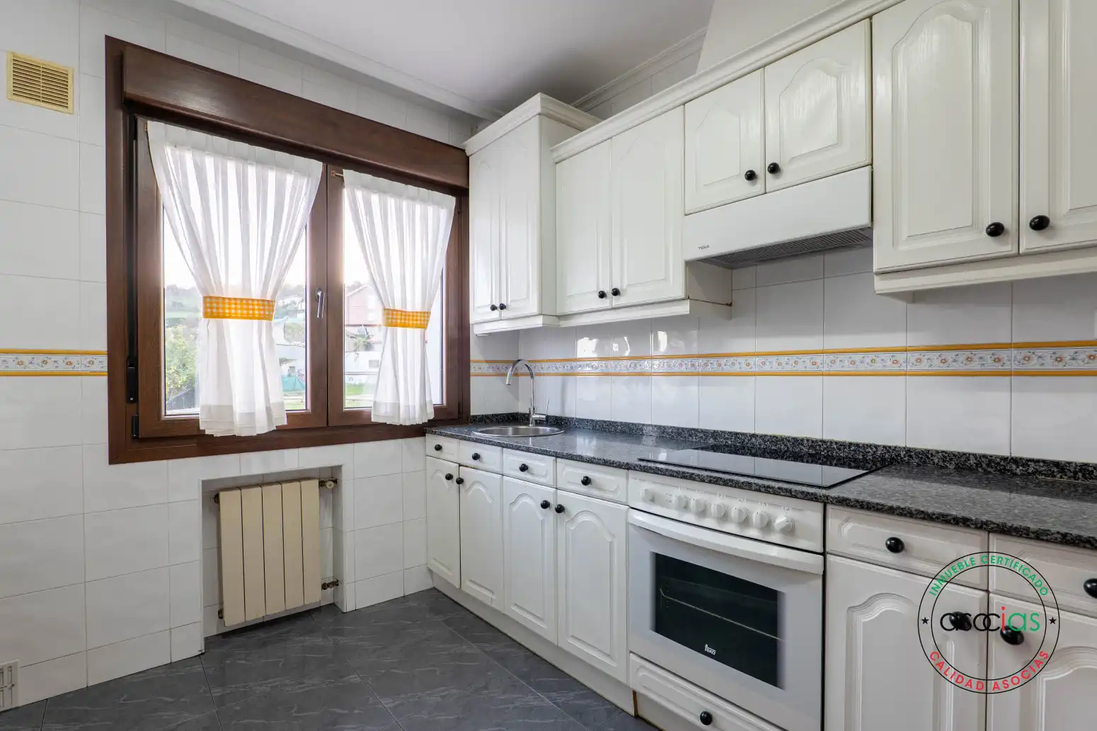 Cocina de Piso en venta en Gijón  con Calefacción y Jardín privado