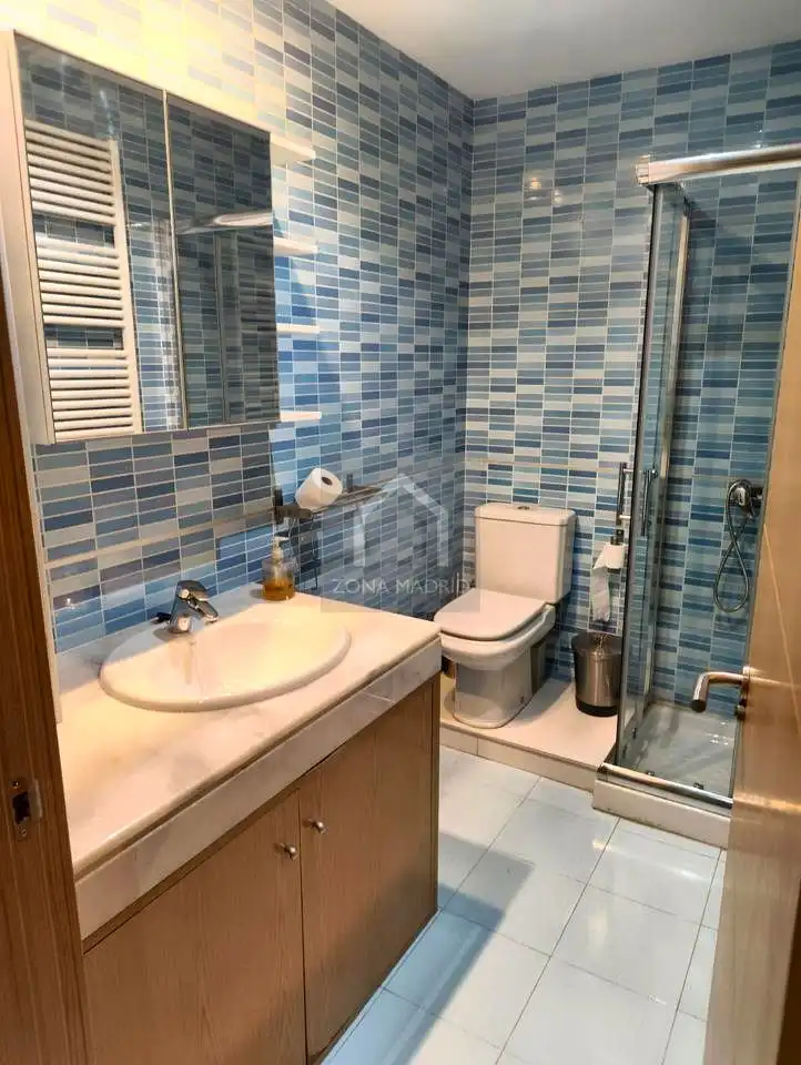 Badezimmer von Wohnung zur Miete in Madrid mit Klimaanlage, Heizung und Parkett