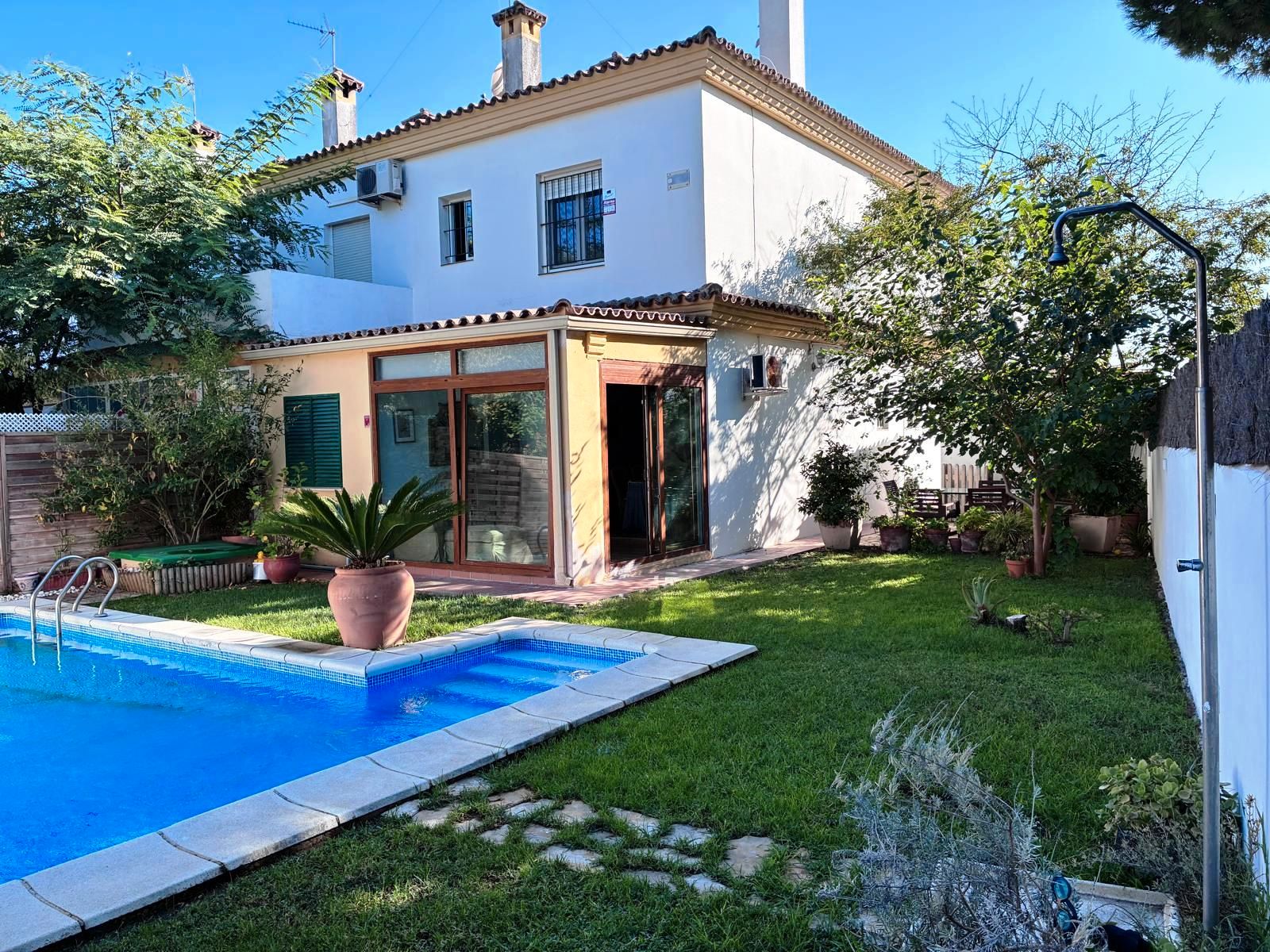 Vista exterior de Casa adosada en venta en El Puerto de Santa María con Aire acondicionado, Jardín privado y Terraza