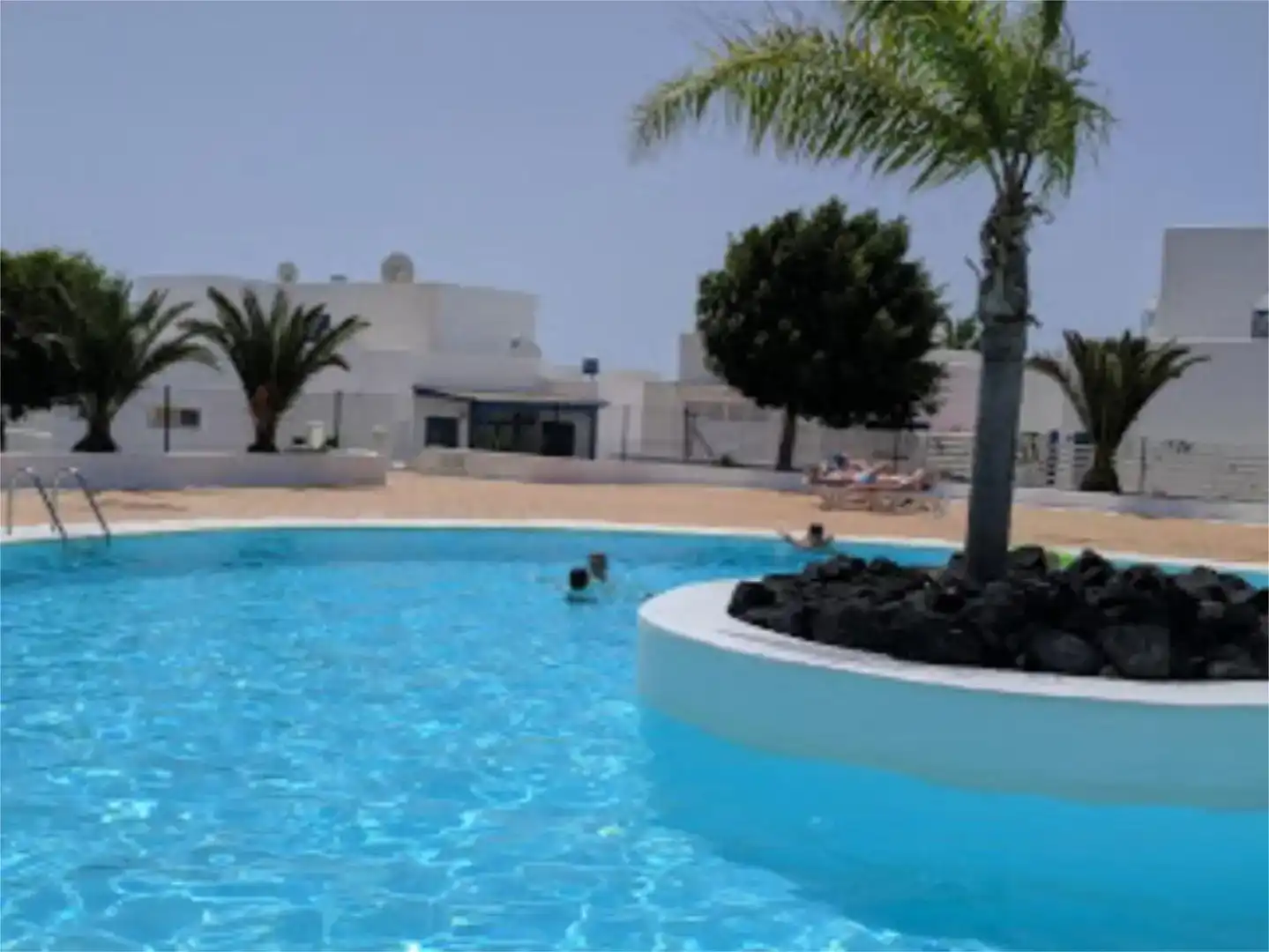 Piscina de Local de lloguer en Yaiza