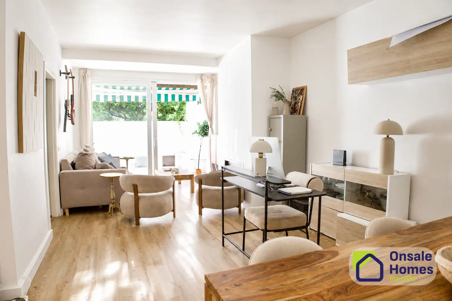Sala d'estar de Planta baixa en venda en Marbella amb Terrassa, Moblat i Piscina comunitària