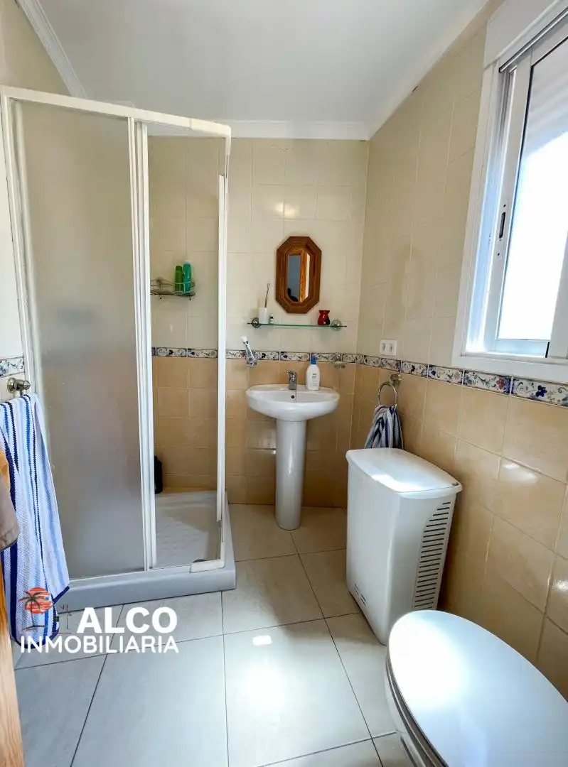 Bany de Casa o xalet en venda en Torrox amb Aire condicionat, Terrassa i Piscina
