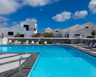 Piscina de Casa o xalet en venda en San Bartolomé amb Jardí privat, Terrassa i Moblat