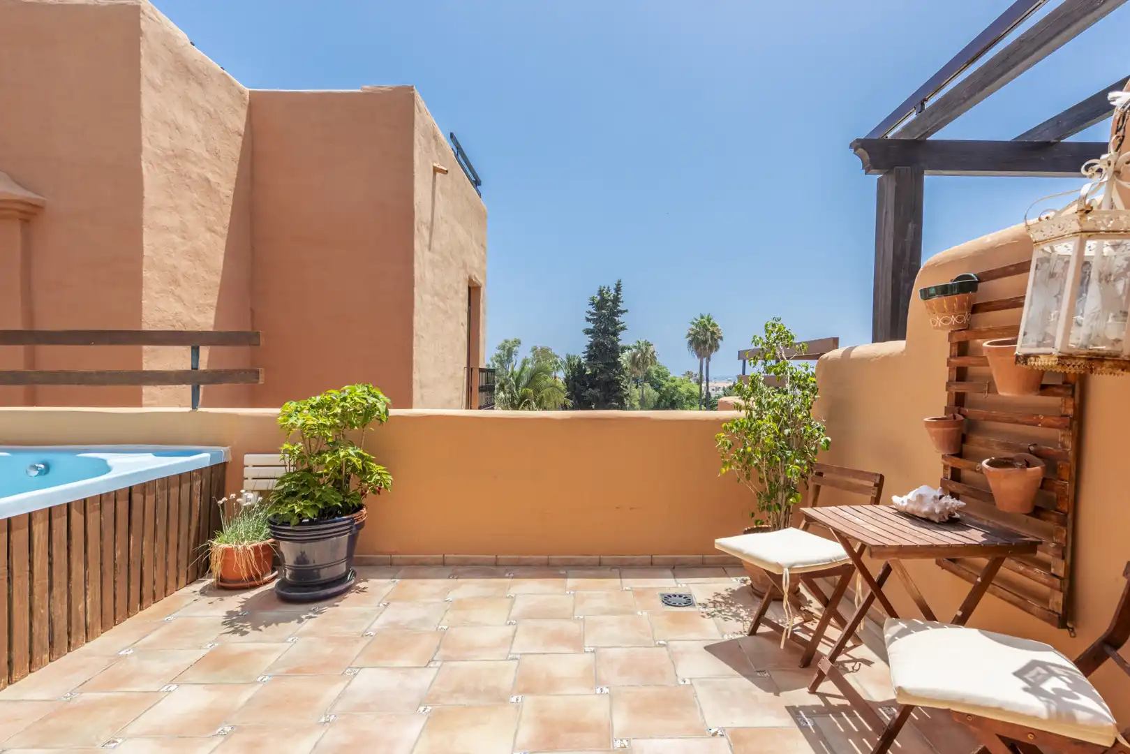Terrasse von Dachboden zum Verkauf in Estepona mit Abstellraum, Schwimmbad und Whirlpool