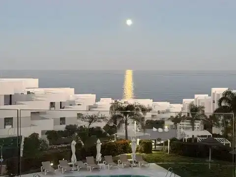 Vista exterior de Piso en venta en Manilva con Aire acondicionado, Terraza y Piscina