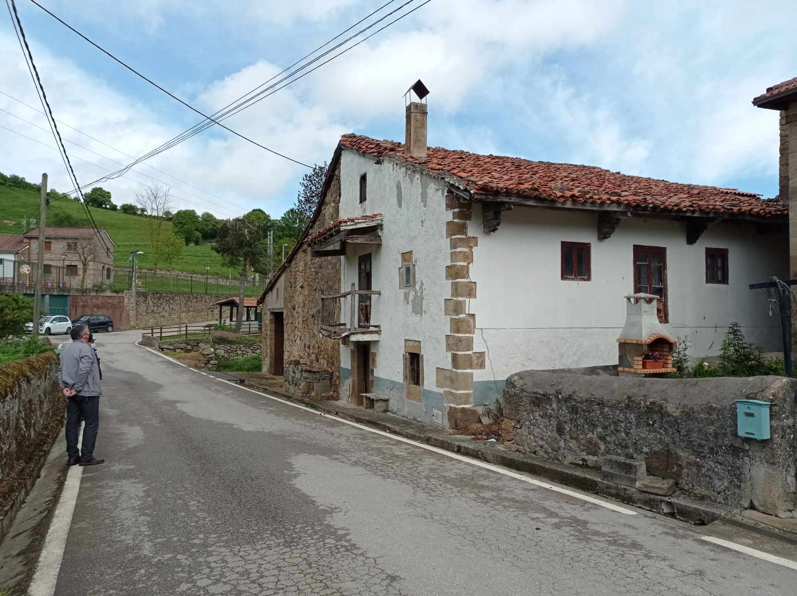 Vista exterior de Casa adosada en venda en San Miguel de Aguayo amb Balcó