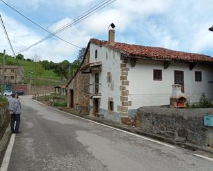 Vista exterior de Casa adosada en venda en San Miguel de Aguayo amb Balcó