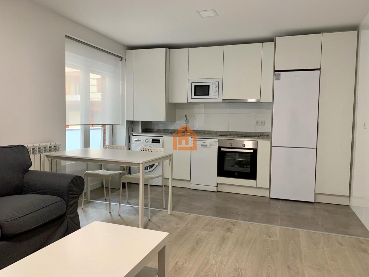 Cuina de Apartament de lloguer en León Capital  amb Calefacció, Parquet i Traster