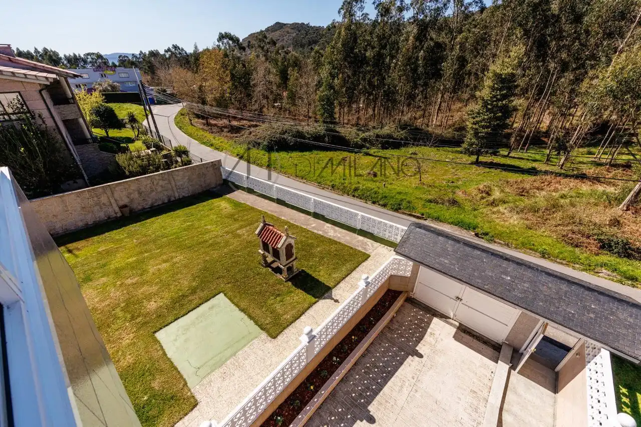 Vista exterior de Casa o chalet en venta en Vigo  con Calefacción, Jardín privado y Parquet