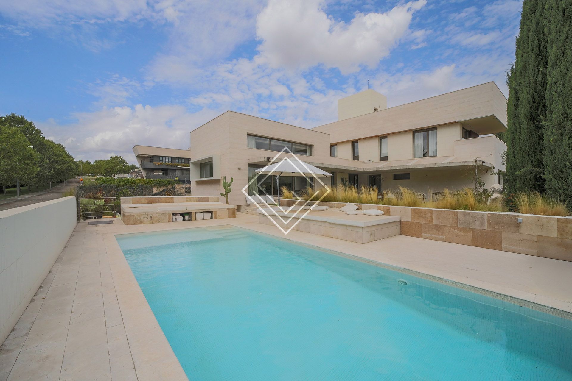 Swimming pool of House or chalet for sale in  Madrid Capital  with Air Conditioner, Heating and Private garden