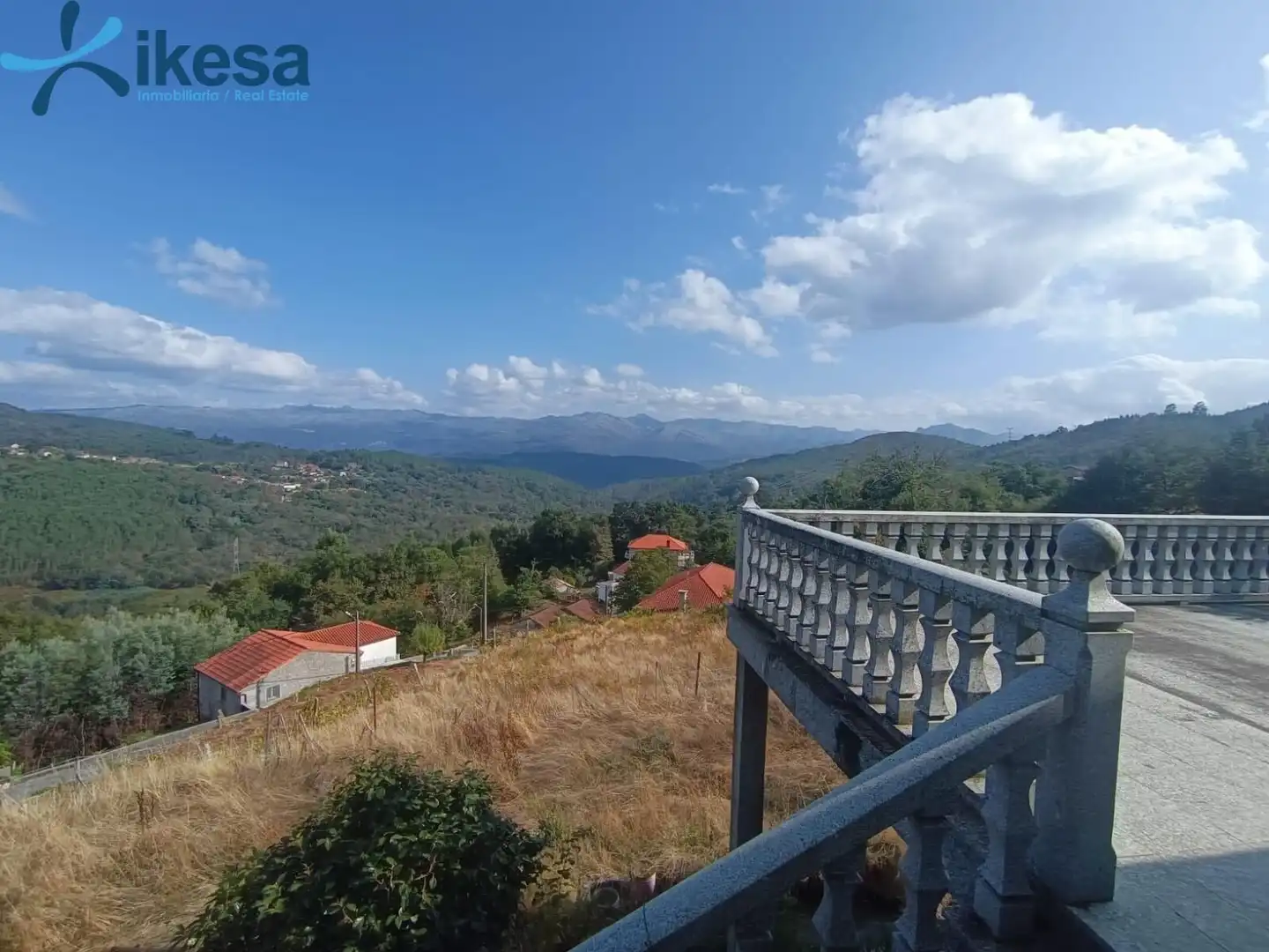 Vista exterior de Casa o xalet en venda en Entrimo amb Jardí privat