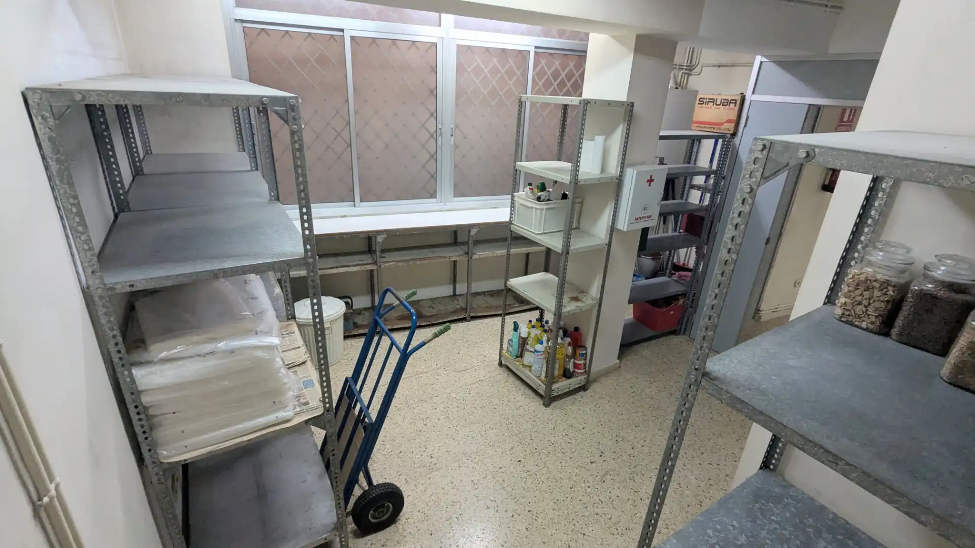 Cocina de Local en venta en Barcelona con Calefacción, Internet y Alarma