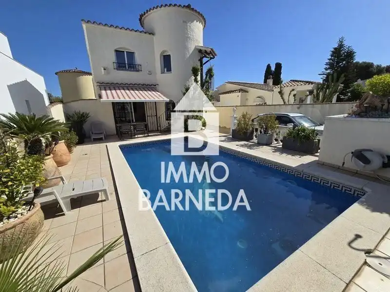 Vista exterior de Casa o xalet en venda en Empuriabrava amb Aire condicionat, Calefacció i Piscina