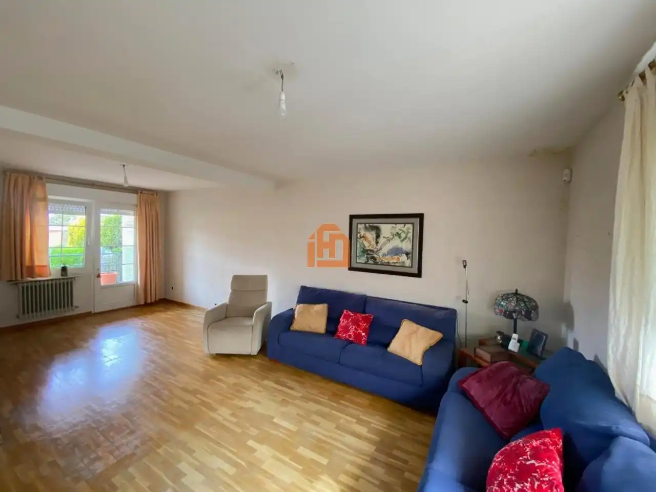 Sala d'estar de Casa adosada en venda en Sariegos amb Calefacció, Jardí privat i Parquet