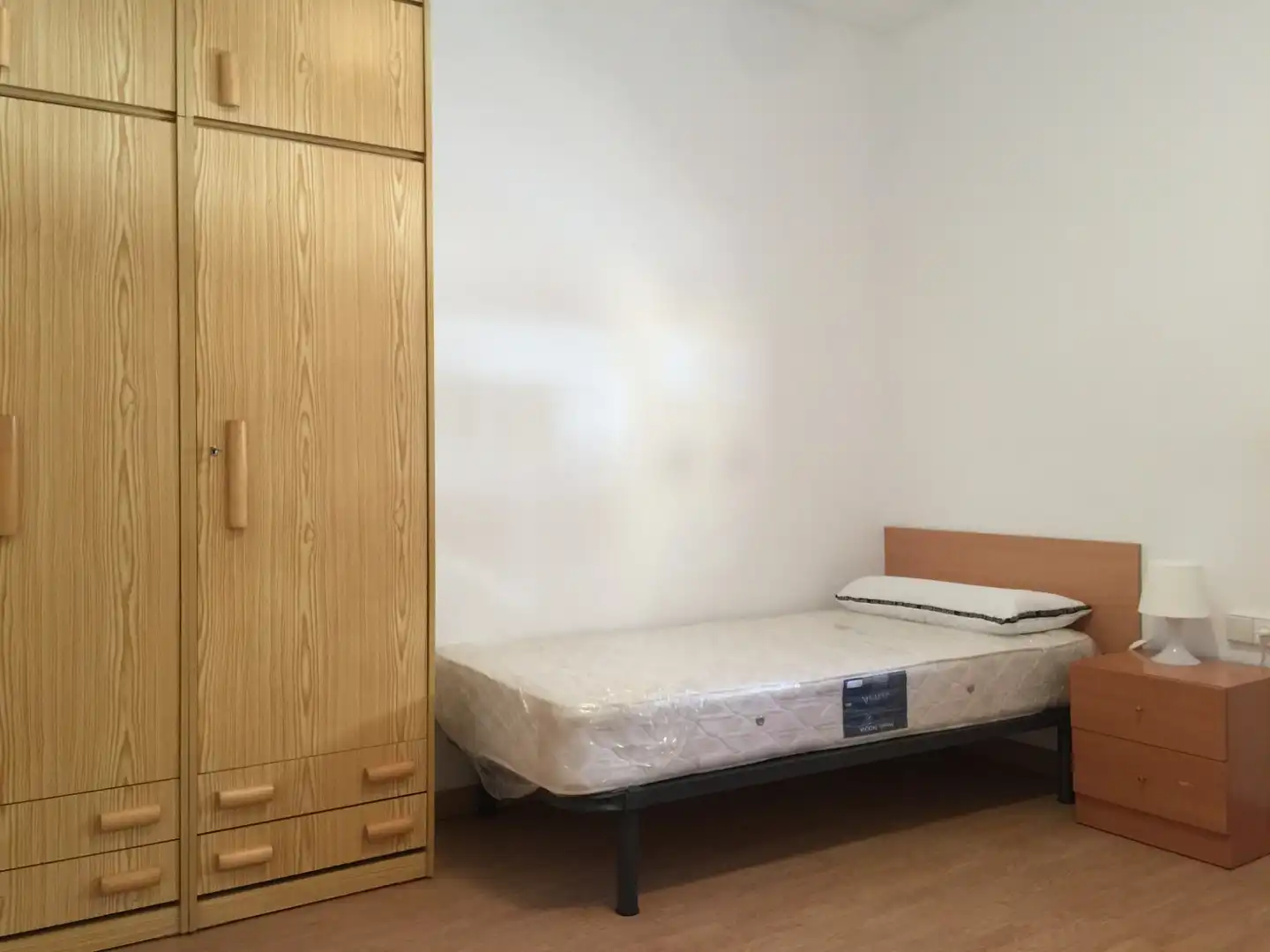 Dormitori de Apartament de lloguer en Girona amb Calefacció, Moblat i TV