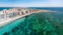 Außenansicht von Wohnungen zum verkauf in La Manga del Mar Menor mit Terrasse, Abstellraum und Gemeinschaftspool