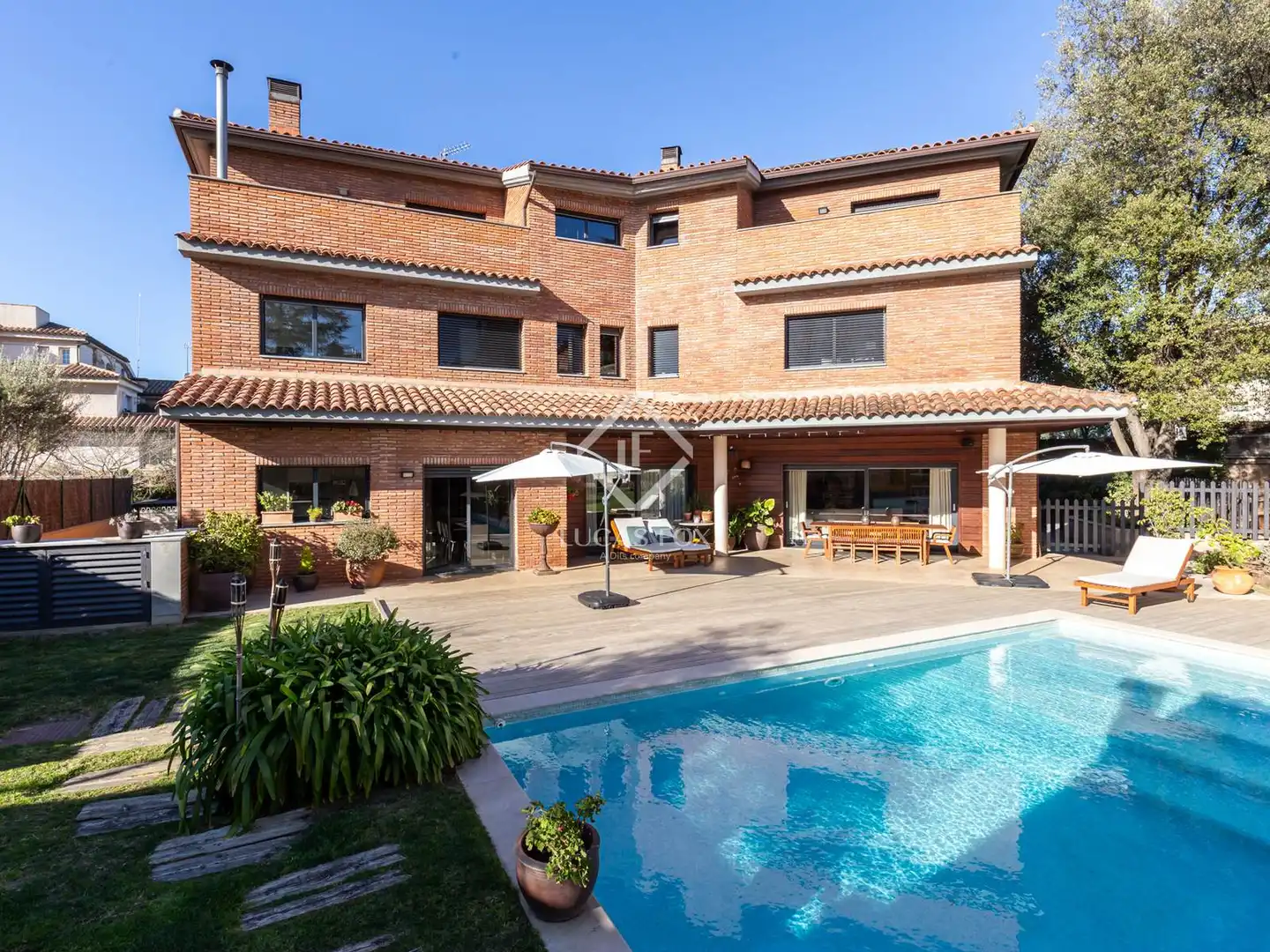 Vista exterior de Casa o chalet en venta en Sant Cugat del Vallès con Aire acondicionado, Calefacción y Jardín privado