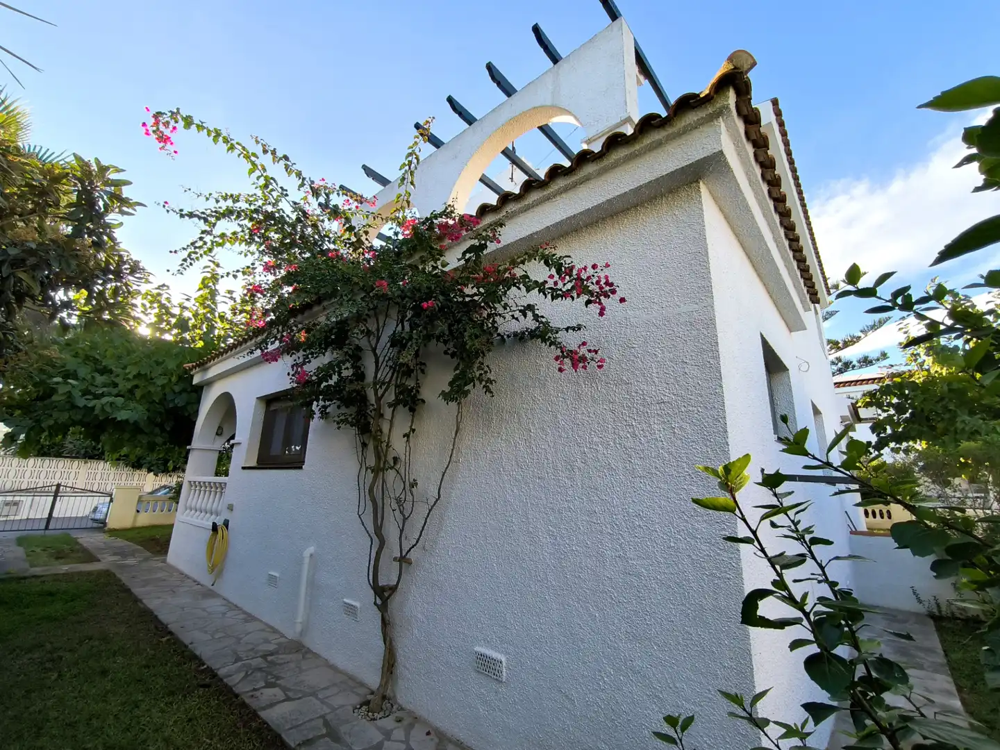Vista exterior de Casa adosada en venda en Alcanar amb Jardí privat i Terrassa