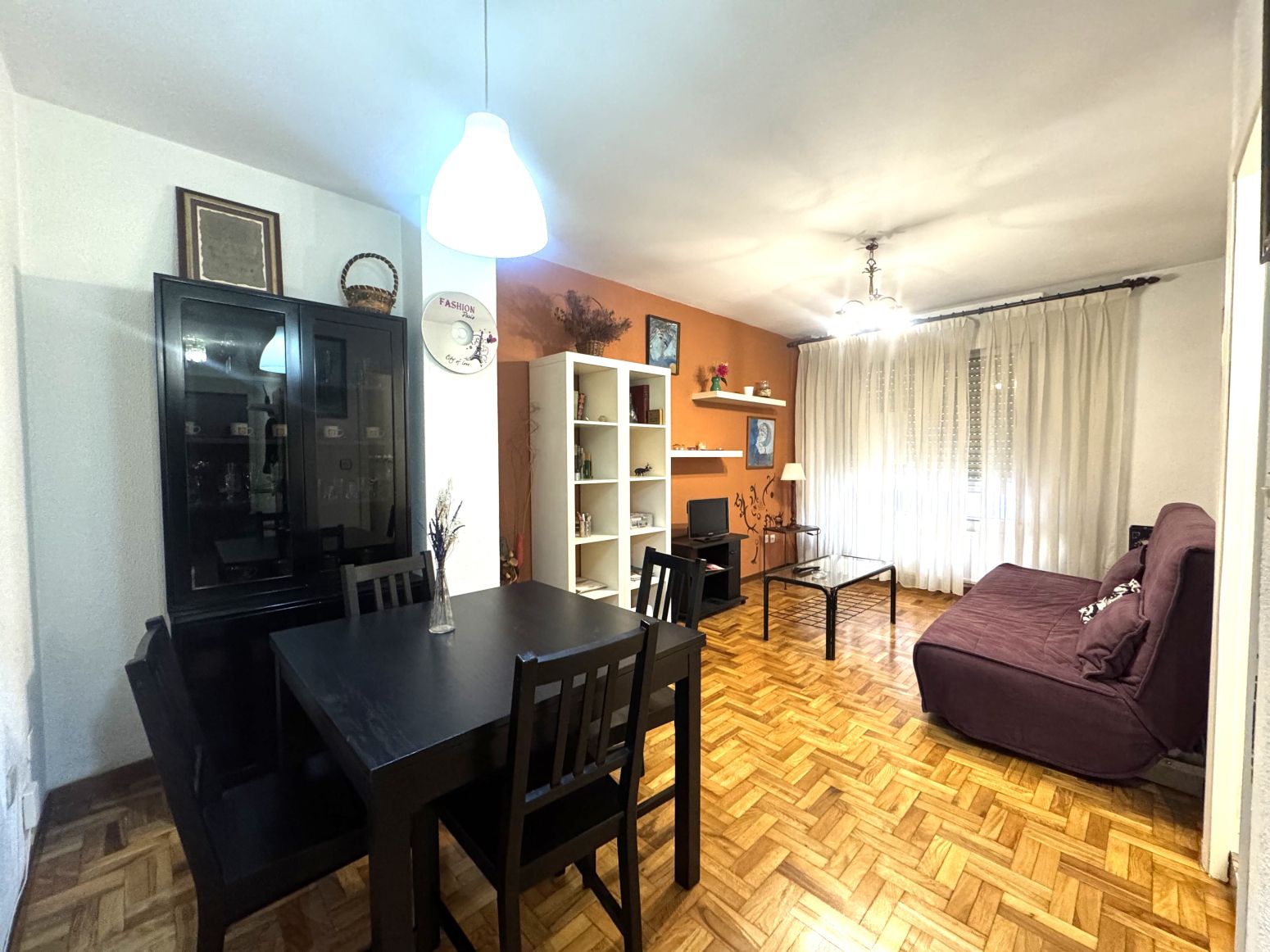 Sala d'estar de Pis en venda en Oviedo  amb Calefacció i Moblat