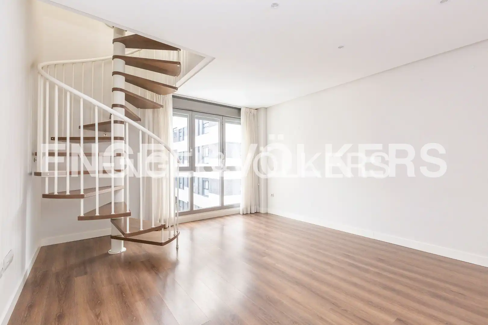 Sala d'estar de Àtic de lloguer en Madrid amb Aire condicionat, Calefacció i Jardí privat
