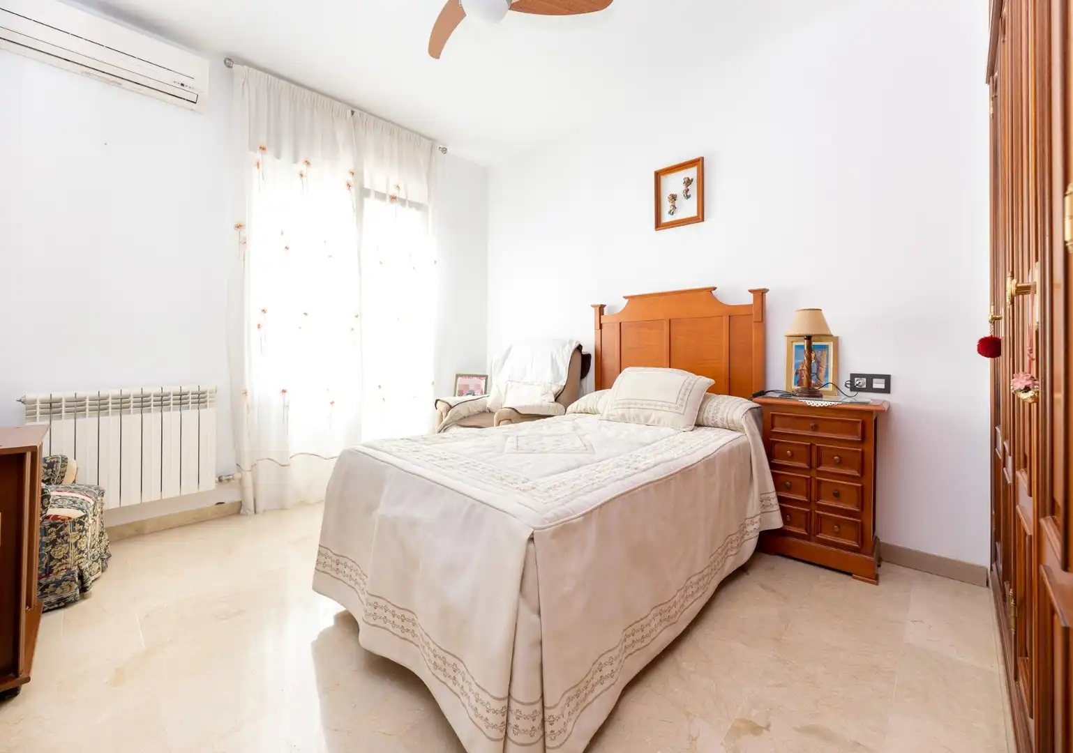 Habitación de Casa adosada en venta en Granada con Calefacción