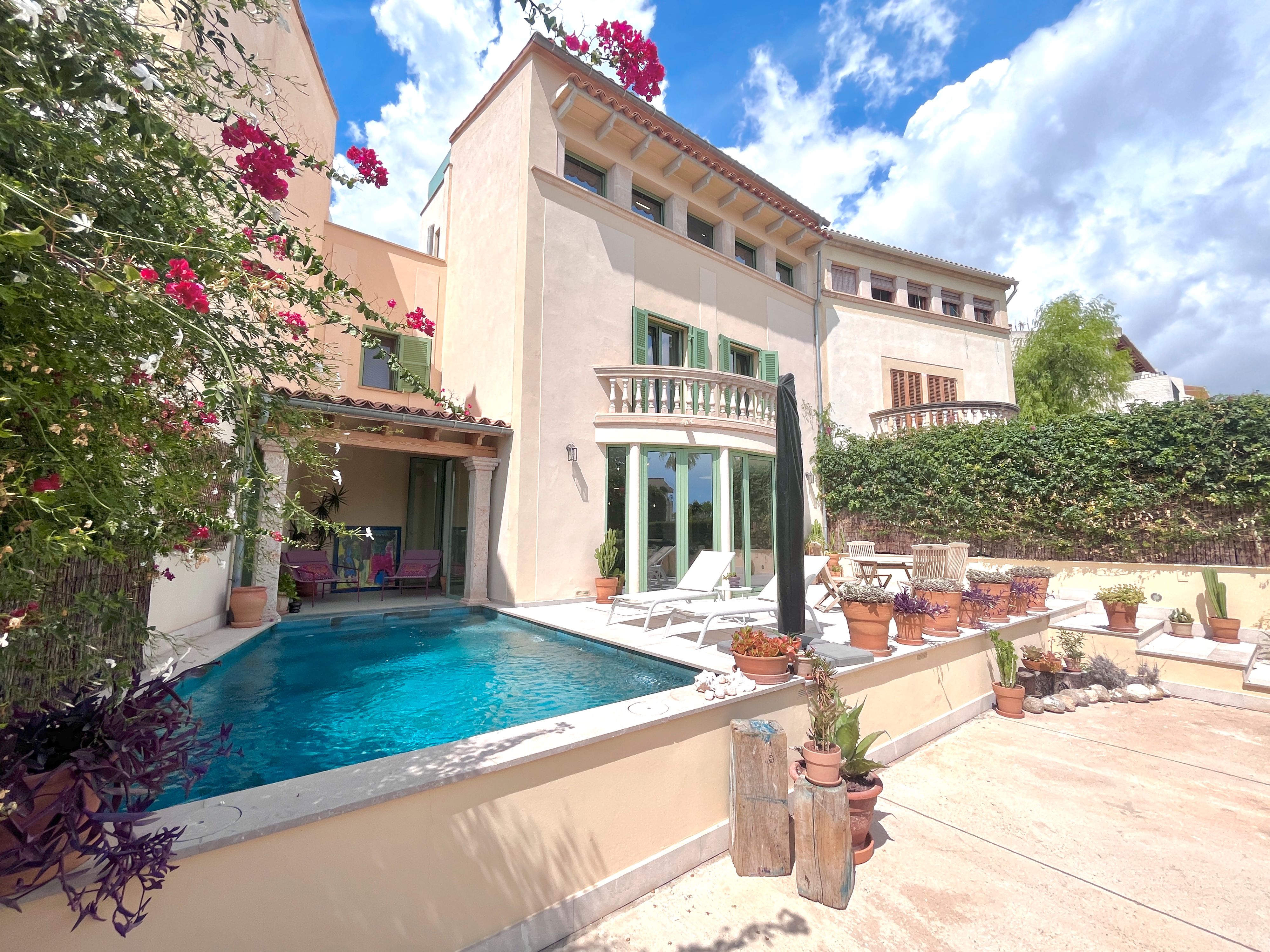 Vista exterior de Casa adosada de lloguer en  Palma de Mallorca amb Aire condicionat, Piscina i Moblat