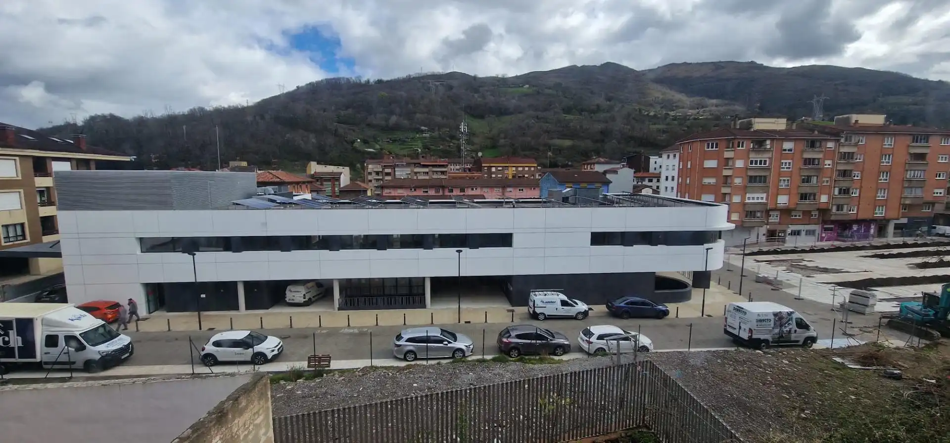 Vista exterior de Edificio en venta en Lena