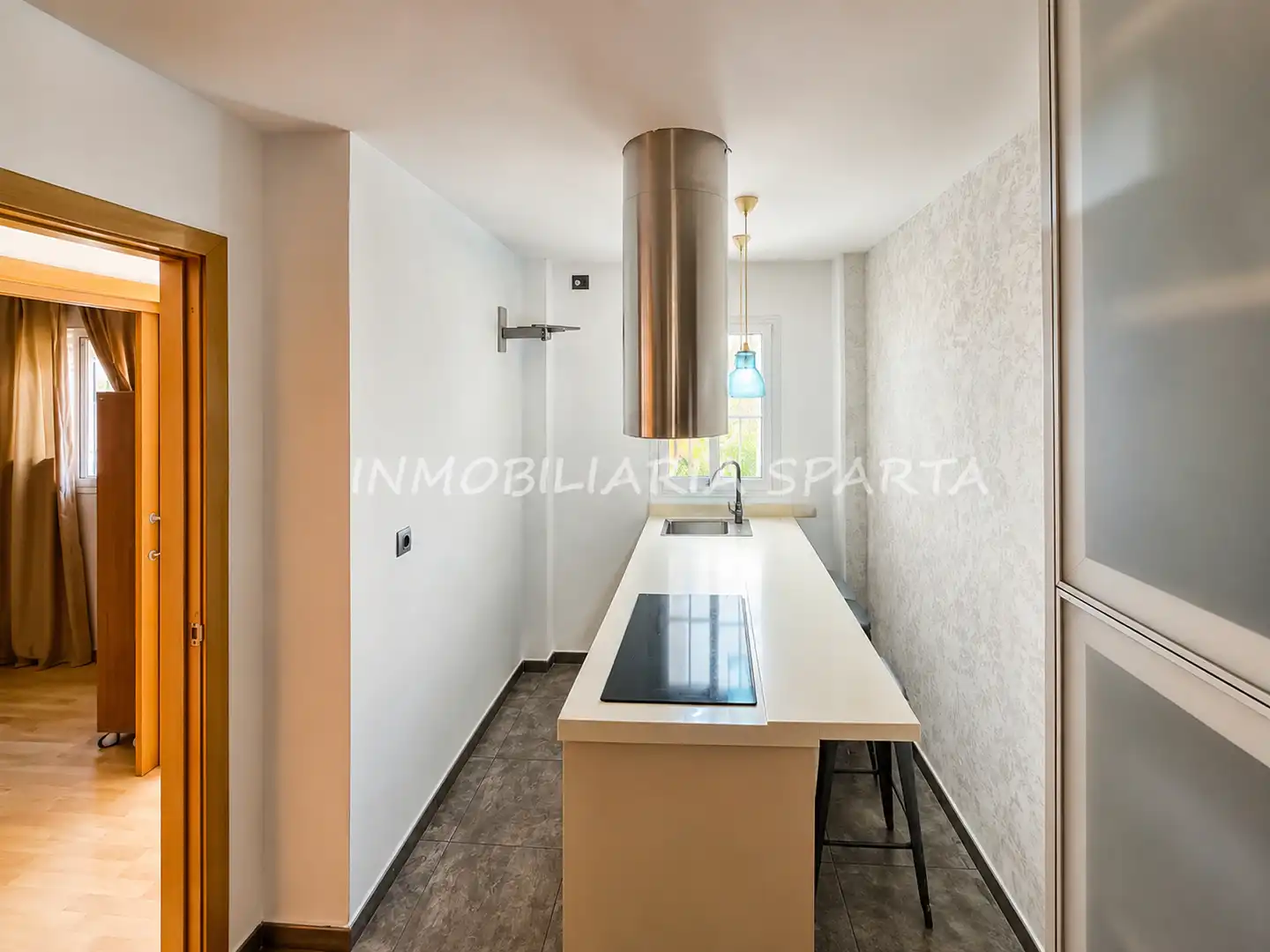 Cuina de Casa adosada en venda en Santiponce amb Aire condicionat, Parquet i Terrassa