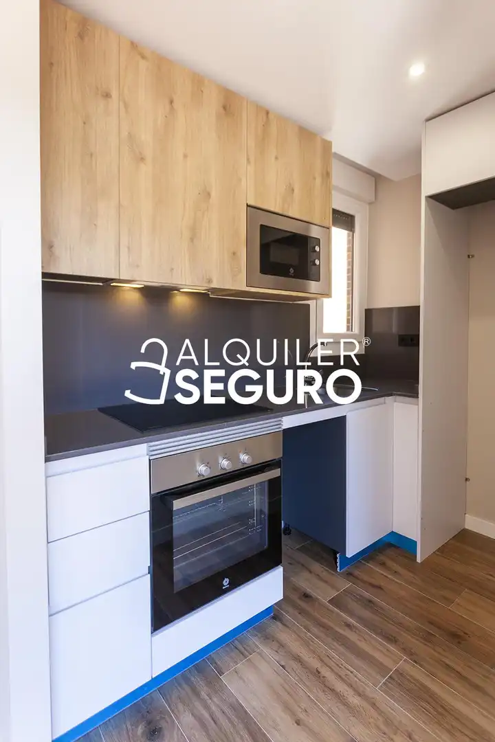 Cocina de Ático de alquiler en Madrid con Aire acondicionado, Calefacción y Trastero